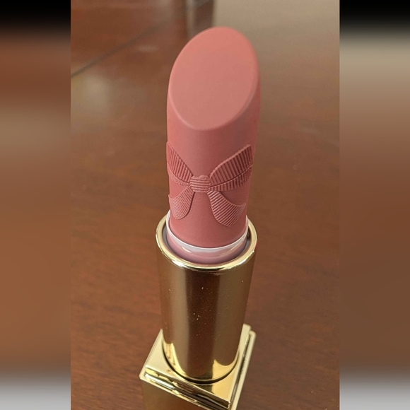 Elegant Estee Lauder Lipstick - Picture 2 of 6